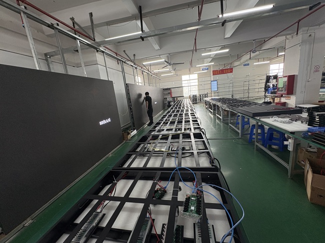 室內(nèi)P4 LED顯示屏:磁吸簡(jiǎn)易箱體車間組裝 室內(nèi)P4 LED顯示屏:磁吸簡(jiǎn)易箱體車間組裝