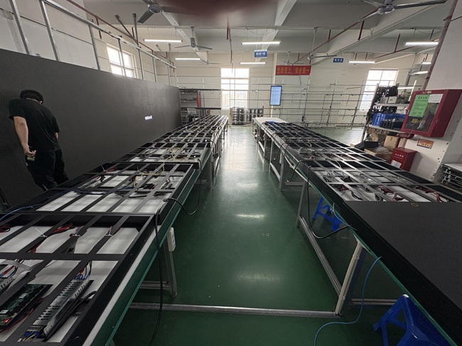 室內(nèi)P4 LED顯示屏:磁吸簡(jiǎn)易箱體車間組裝 室內(nèi)P4 LED顯示屏:磁吸簡(jiǎn)易箱體車間組裝